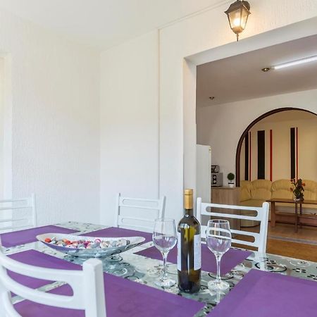 Nice Apartment In Pula With Kitchen מראה חיצוני תמונה