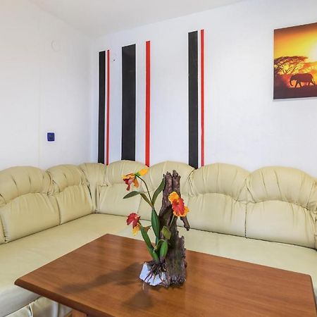 Nice Apartment In Pula With Kitchen מראה חיצוני תמונה