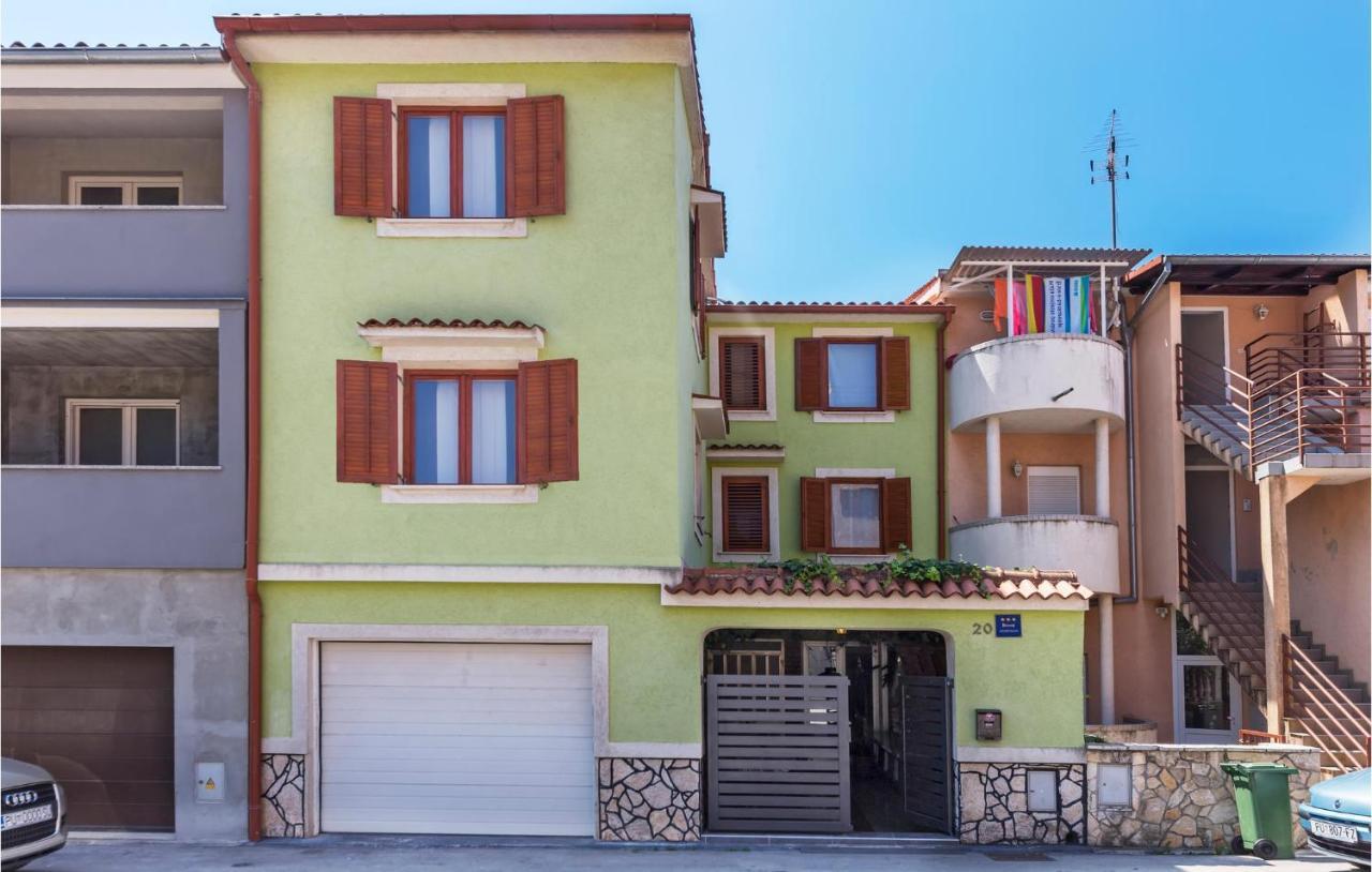 Nice Apartment In Pula With Kitchen מראה חיצוני תמונה