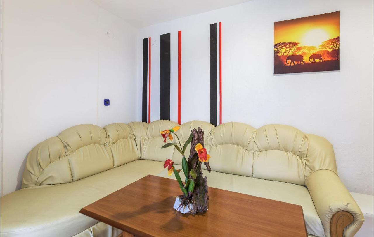Nice Apartment In Pula With Kitchen מראה חיצוני תמונה