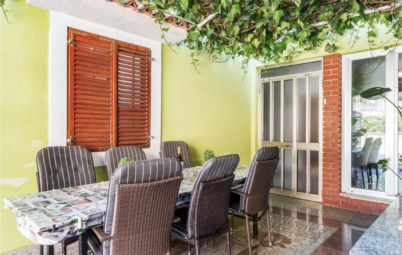 Nice Apartment In Pula With Kitchen מראה חיצוני תמונה