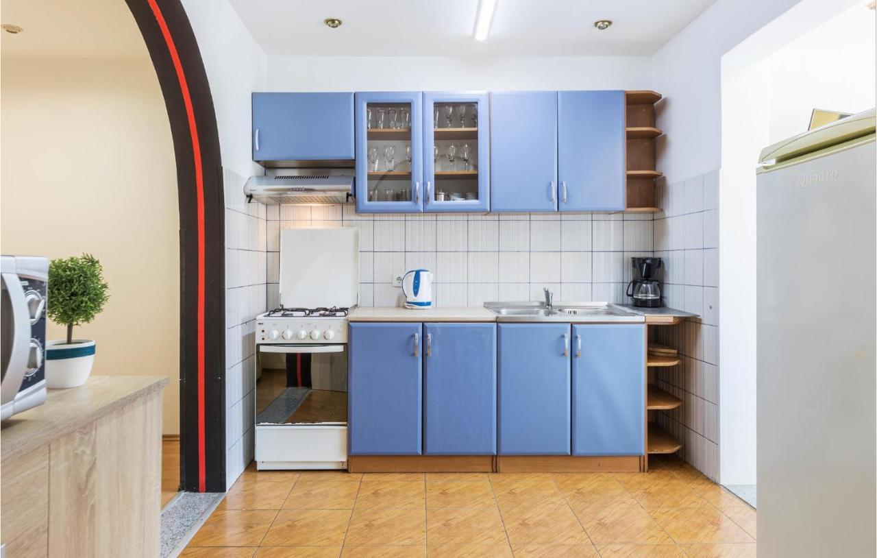 Nice Apartment In Pula With Kitchen מראה חיצוני תמונה