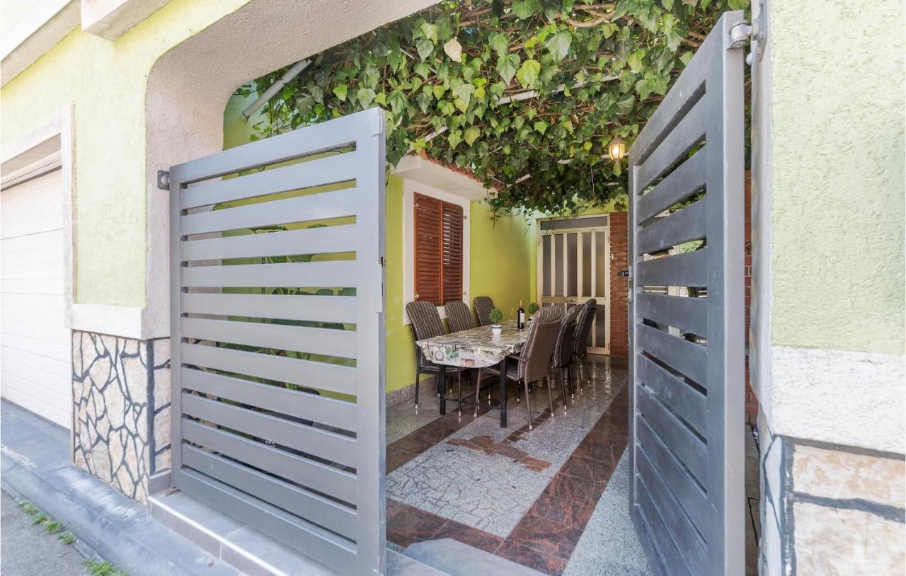 Nice Apartment In Pula With Kitchen מראה חיצוני תמונה