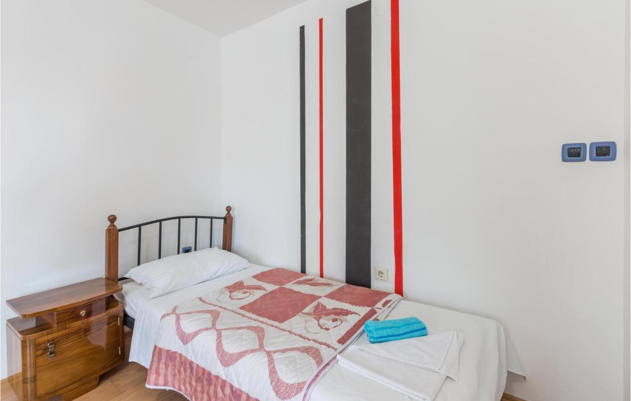 Nice Apartment In Pula With Kitchen מראה חיצוני תמונה