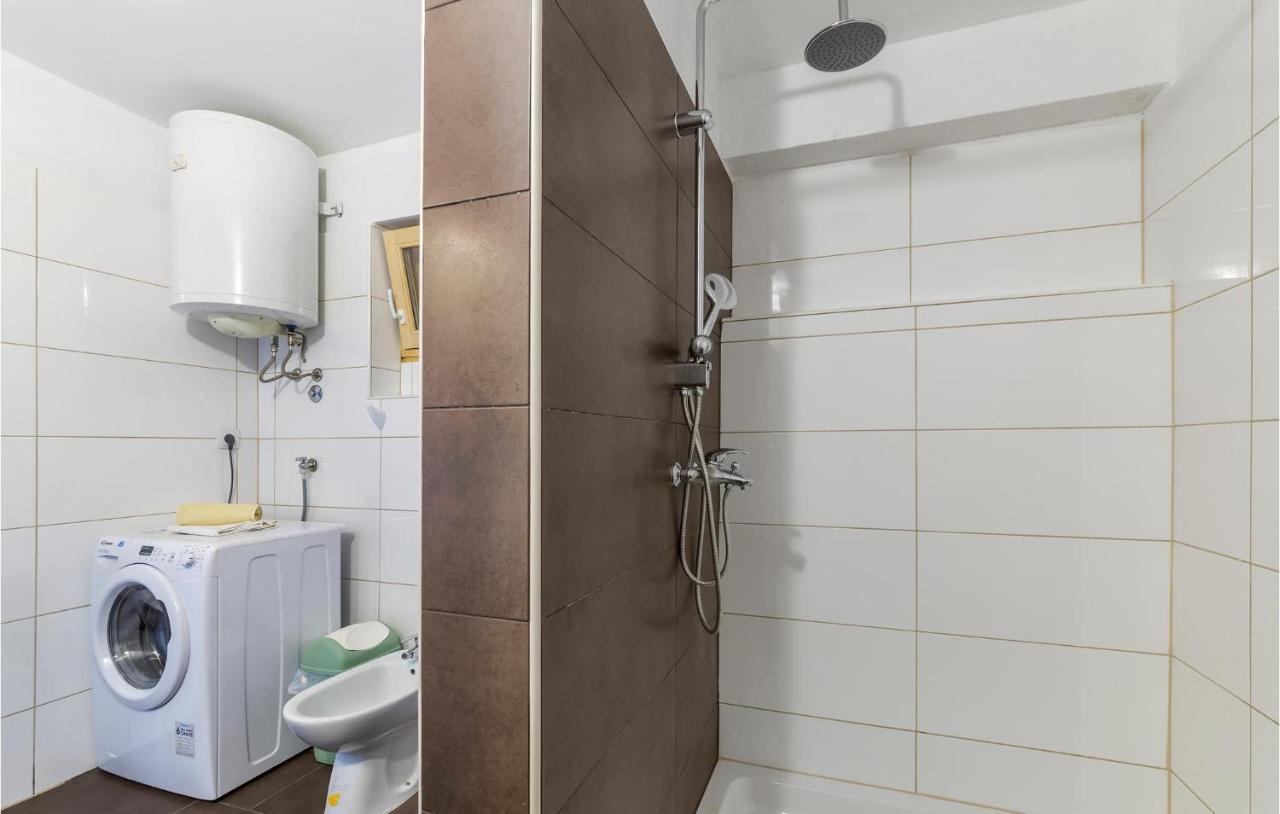 Nice Apartment In Pula With Kitchen מראה חיצוני תמונה
