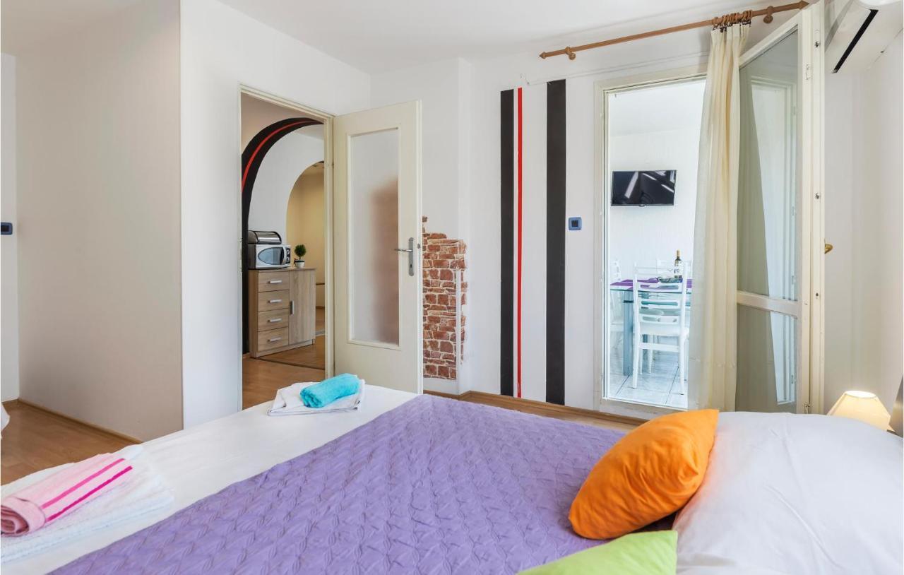 Nice Apartment In Pula With Kitchen מראה חיצוני תמונה