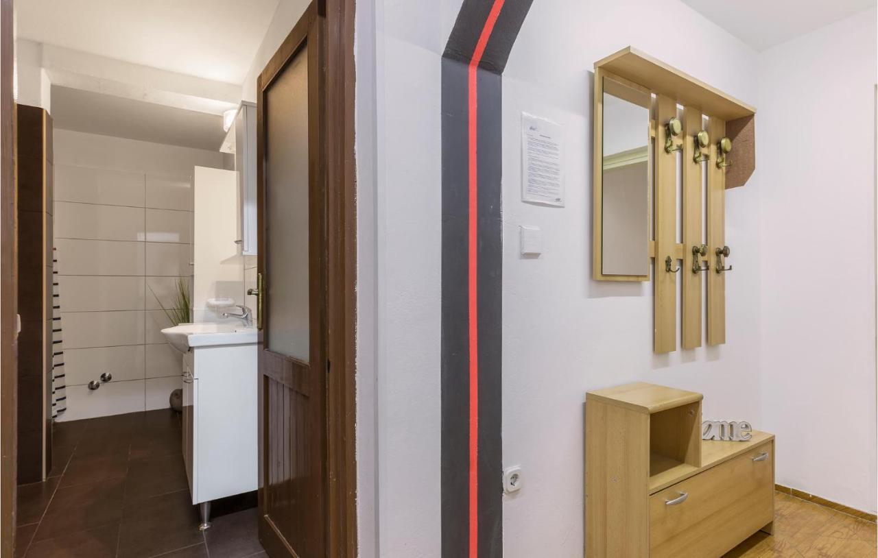 Nice Apartment In Pula With Kitchen מראה חיצוני תמונה