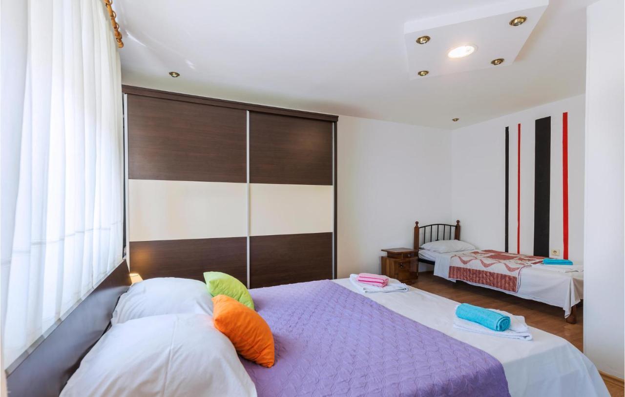Nice Apartment In Pula With Kitchen מראה חיצוני תמונה
