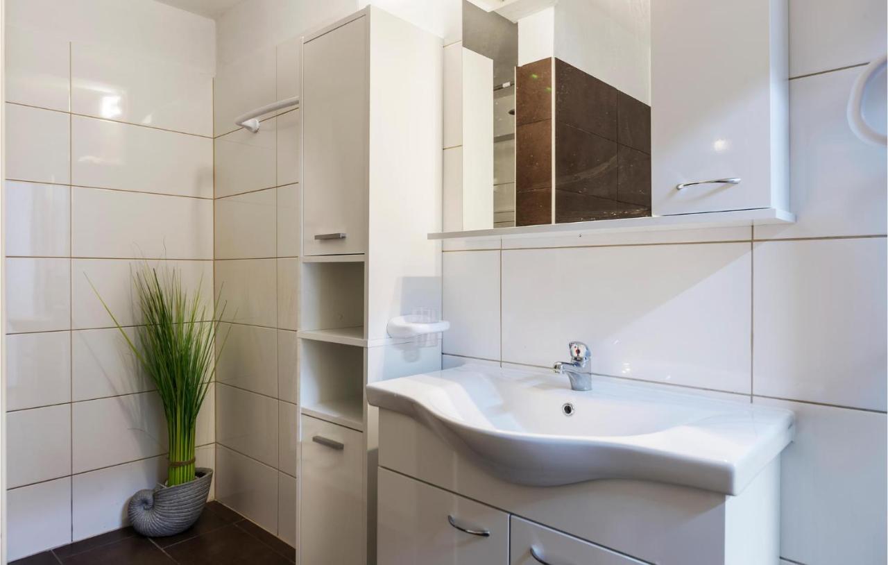 Nice Apartment In Pula With Kitchen מראה חיצוני תמונה